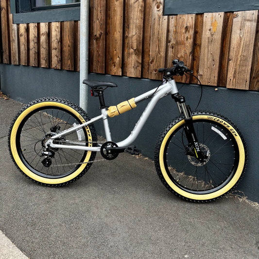 KONA - Honzo Hardtail 24” (SILVER)